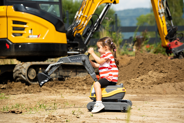 Falk Volvo Digger plne kĺbový s otvárateľným sedadlom