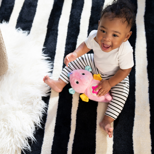 BABY EINSTEIN Hračka uklidňující se senzorem pláče - mořský koník růžový