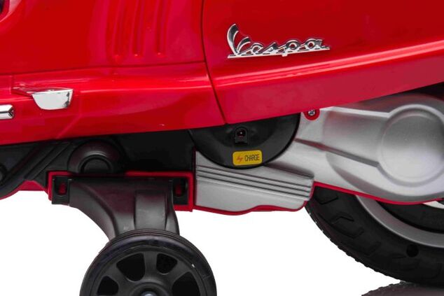 Elektrická motorka Vespa 946 aj so spätným chodom, červené, s pomocnými kolesami