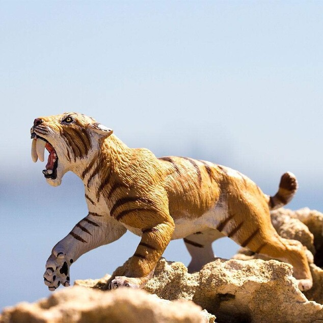 Safari® Smilodon dinosaurus