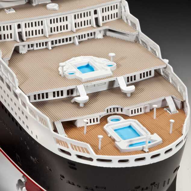 Plastic ModelKit loď 05231 - Queen Mary 2 (1:700)