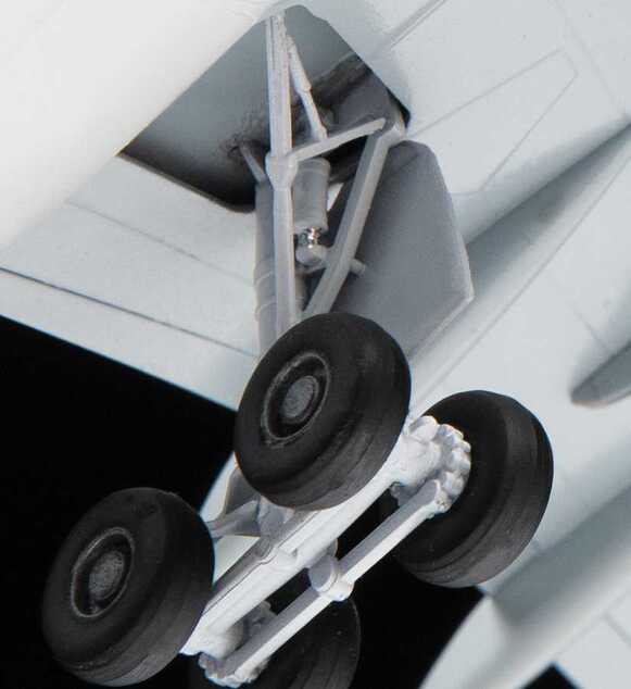 Modellbausatz Flugzeug 7044 - Airbus A330-300 (1:144)