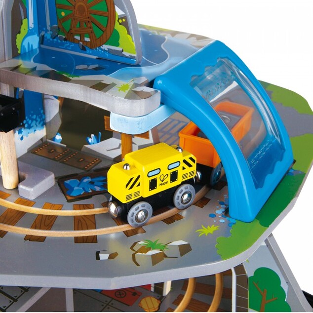 Hape Train verfolgt große Bergmine