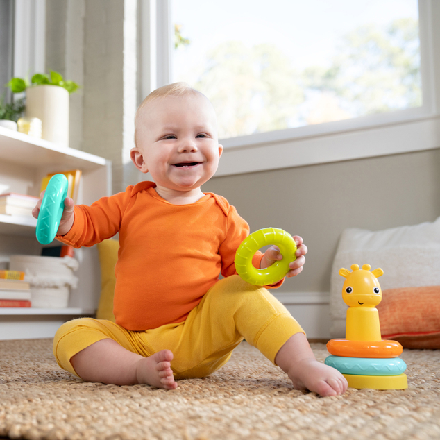 BRIGHT STARTS Igračka toranj za slaganje žirafa Giraffe Tower™ 6m+
