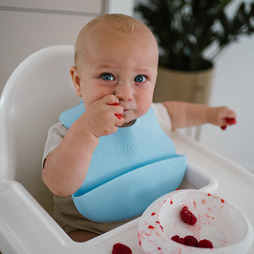 BABYONO Mekana plastična podbradnik s džepom bez BPA plava 6m+