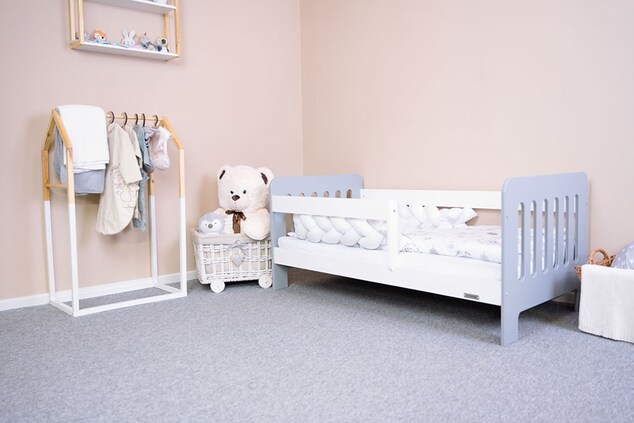 Gyerekágy korláttal New Baby ERIK 140x70 cm fehér-szürke