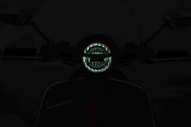 Elektrická motorka Vespa 946 aj so spätným chodom, červené, s pomocnými kolesami