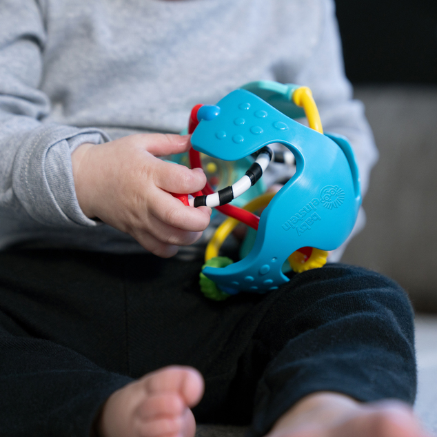 BABY EINSTEIN Juguete sensorial pelota con mordedor Rattle &amp; Sense™ 3m+