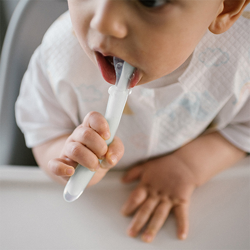BABYONO Cuillère en silicone - menthe 6m+