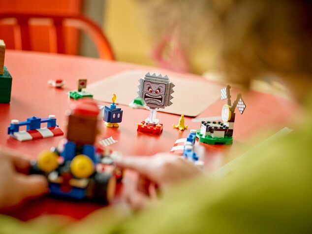 LEGO® Super Mario 72043 Mario Kart™ – Interaktívny LEGO® Mario™ a Standard Kart