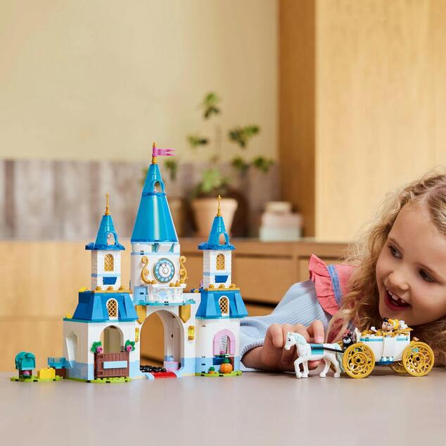 LEGO® Disney 43275 Popoluškin zámok a kočiar s koňmi