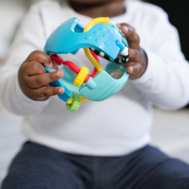 BABY EINSTEIN Juguete sensorial pelota con mordedor Rattle &amp; Sense™ 3m+