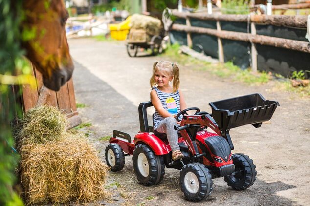 Falk Šliapací traktor 4000AM VALTRA S4 s predným nakladačom a vlečkou