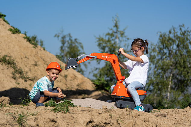 Falk Bager Kubota KX085-5 s otvárateľným sedadlom a prilbou