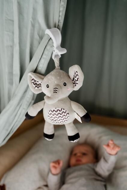 Slon babyted naťahovací plyš 30cm záves na postieľku/kočík