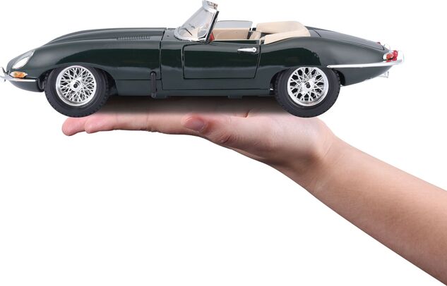 Bburago 1:18 Jaguar "E" Cabriolet (1961) Grün