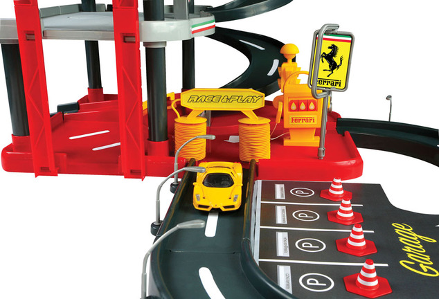 Bburago PLAY 1:43 Ferrari Race &amp; Play Parking Garage - 2 autíčka