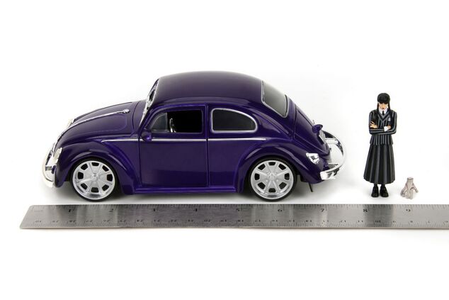 Wednesday auto 1972 VW Beetle 1:24 a figúrka Wednesday