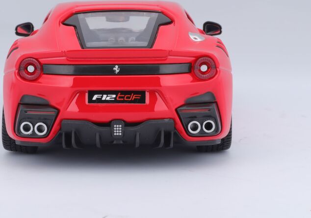 Bburago 1:24 Ferrari F12TDF Rot