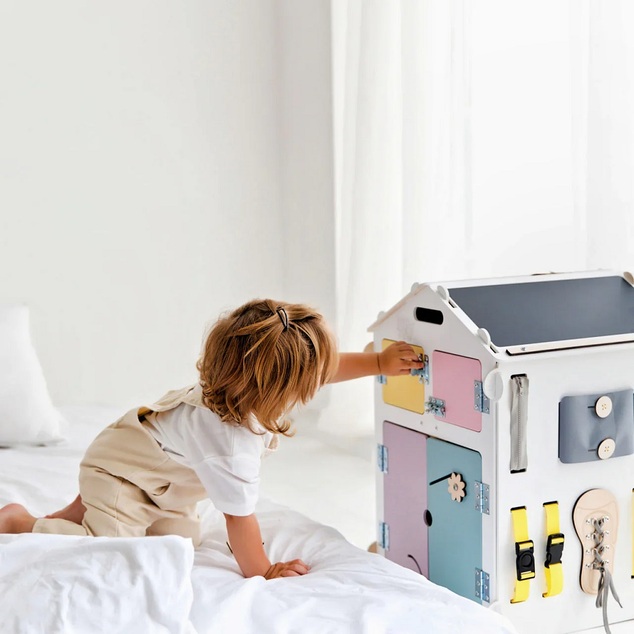 BusyKids Activity board Domeček pastelově bílý