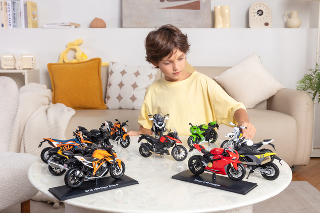 Maisto - Motocykel so stojanom, 2023 KTM 690 SMC R, oranžovo-modrá, 1:12