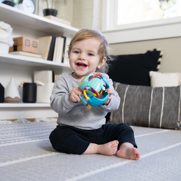 BABY EINSTEIN Juguete sensorial pelota con mordedor Rattle &amp; Sense™ 3m+