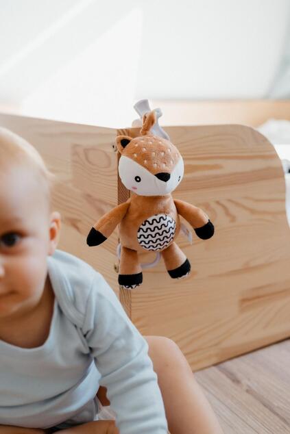 Srnka babyted hrkálka plyš 30cm záves na postieľku/kočík