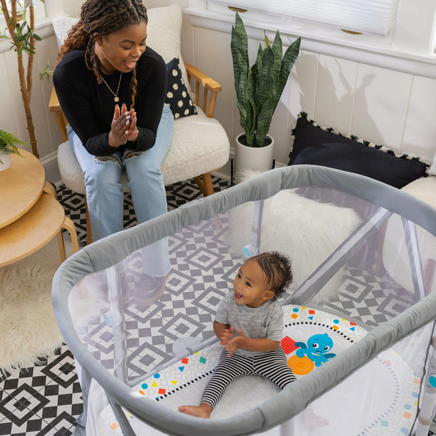 BABY EINSTEIN Postieľka s ohrádkou na hranie a klavírom 3v1 Kick &amp; Snooze™ 0m+