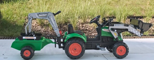 Falk Šliapací traktor 2051N Farmland rakodóval, kotrógéppel és pótkocsival