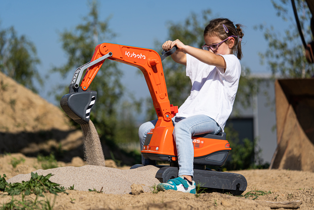 Falk Bager Kubota KX085-5 s otvárateľným sedadlom a prilbou