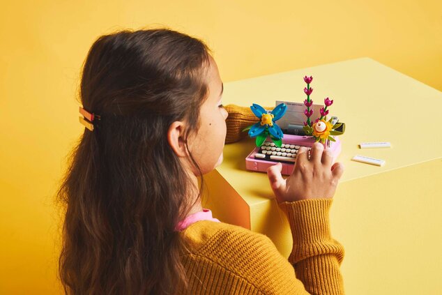 LEGO® Creator 3 v 1 31169 Psací stroj s květinami