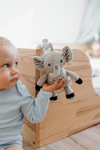 Slon babyted naťahovací plyš 30cm záves na postieľku/kočík