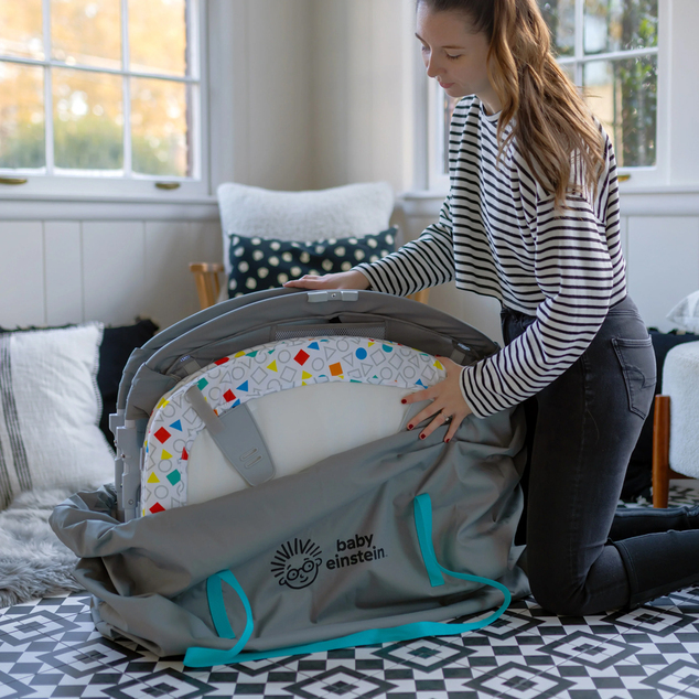 BABY EINSTEIN Postieľka s ohrádkou na hranie a klavírom 3v1 Kick &amp; Snooze™ 0m+