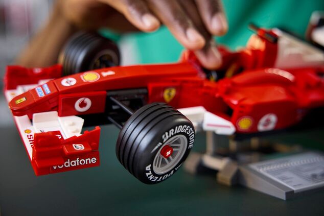 LEGO® Icons 11375 Ferrari F2004 és Michael Schumacher