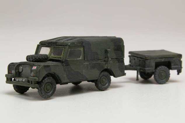 Classic Kit Militär A02324 - LWB Land Rover (Hardtop) und Anhänger (1:76)