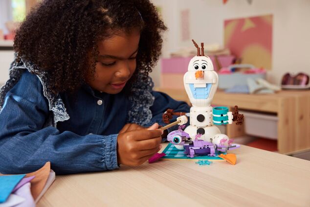 LEGO® Disney™ 43287 Olaf a Bruni na zábavnom pikniku