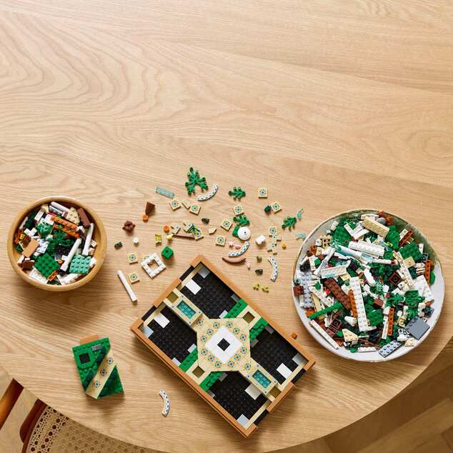 LEGO® Icons 10359 Záhrada s fontánou