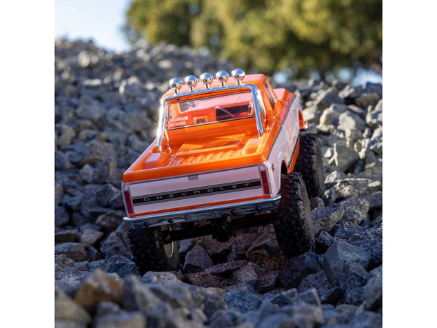 Axial SCX24 Chevrolet C10 1971 1:24 4WD RTR oranžni