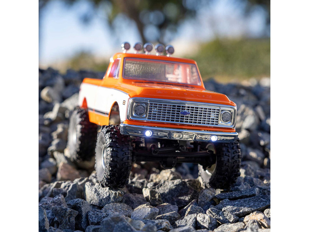 Axial SCX24 Chevrolet C10 1971 1:24 4WD RTR oranžni