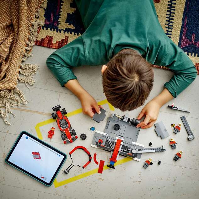 LEGO® City 60443 Oprire în F1® și Echipajul de la boxe cu mașina Ferrari
