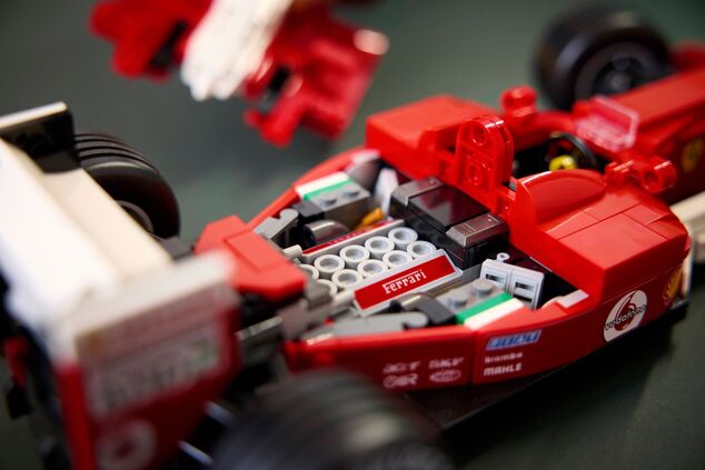 LEGO® Icons 11375 Ferrari F2004 és Michael Schumacher