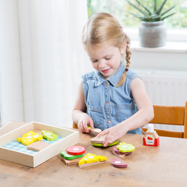 New Classic Toys Box na obed a piknik - drevené potraviny