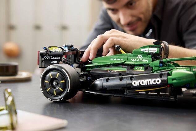 LEGO® Technic 42240 Auto Aston Martin Aramco AMR25 F1®