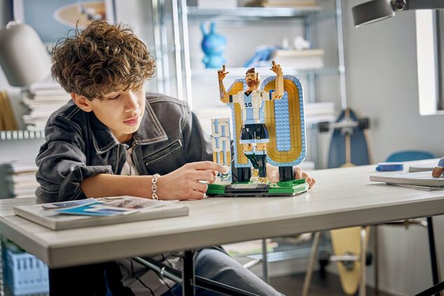 LEGO® Editions 43015 Lionel Messi – Futbalová legenda
