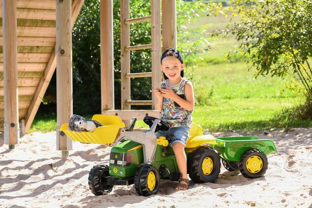 Rollytoys Šliapací traktor Rolly Kid John Deere s vlečkou a nakladačom - zelený