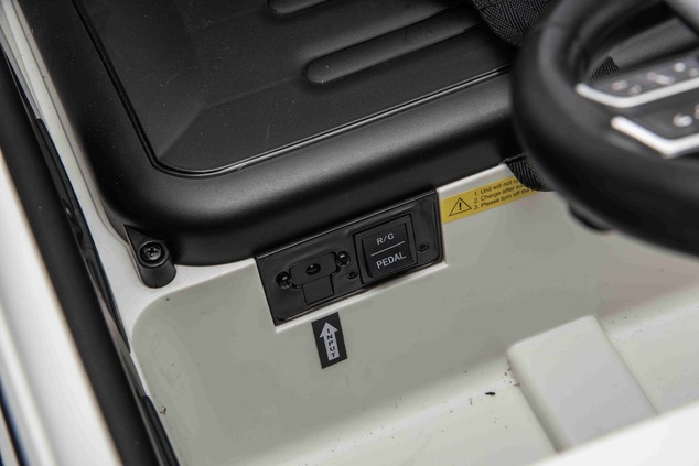 Auto elettrico Mercedes G580 12V, bianco, telecomando 2,4 GHz, Bluetooth, USB /