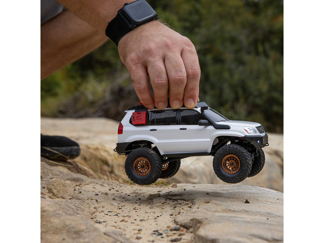Axial SCX24 Lexus GX 470 1:24 4WD RTR biely