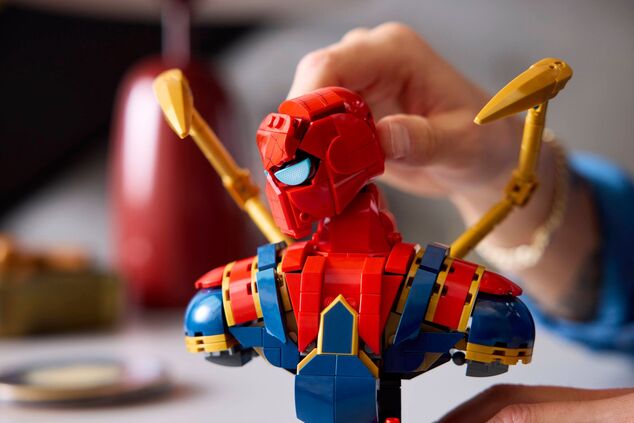 LEGO® Marvel 76326 Busta Iron Spider-Mana