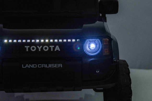 Elektrické autíčko Toyota Landcruiser 12V, čierne, široké jednomiestne sedadlo, 2,4 GHz di