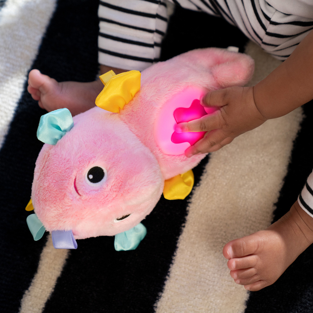 BABY EINSTEIN Hračka uklidňující se senzorem pláče - mořský koník růžový